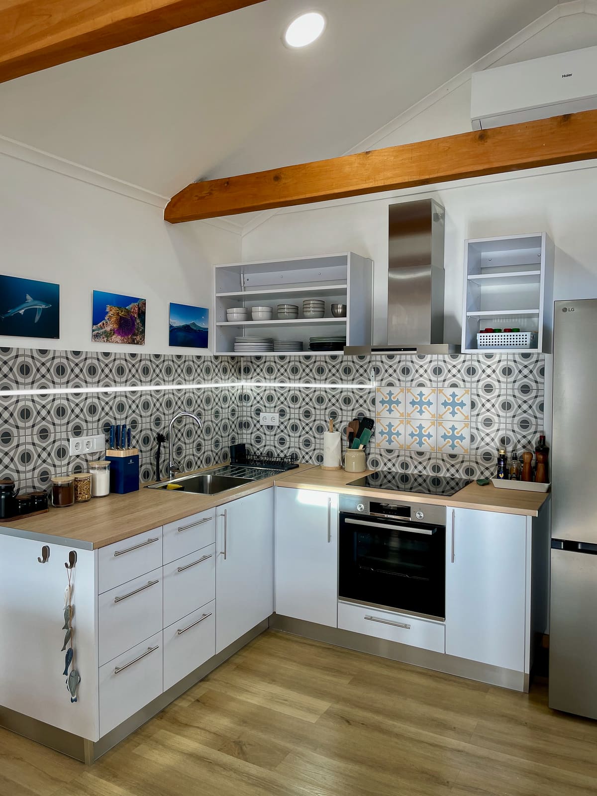 Casa Tarapacana kitchen with induction hob, oven, and Portuguese tiled splashback