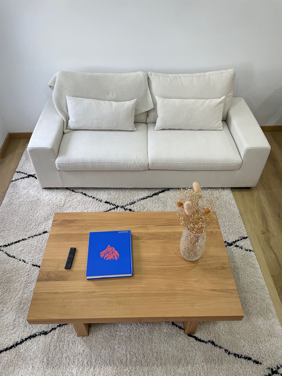 Living room at Casa Tarapacana with a white sofa, wooden coffee table, and patterned rug